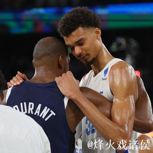 保罗和帕克场边观战,炮哥跟文班亚马开心拥抱 保罗和帕克场边观战,炮哥跟文班亚马开心拥抱